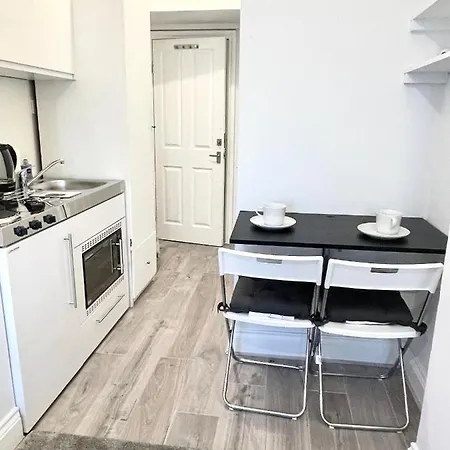 London Studios: Central Line Convenience near Westfield Exterior photo