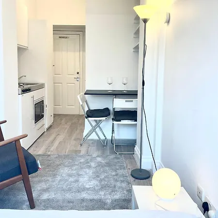 London Studios: Central Line Convenience near Westfield Exterior photo