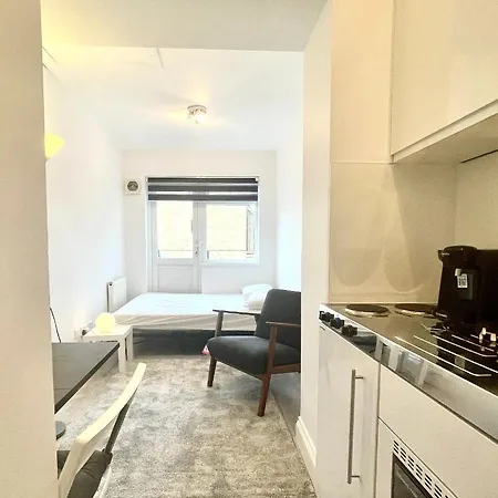 London Studios: Central Line Convenience near Westfield Exterior photo