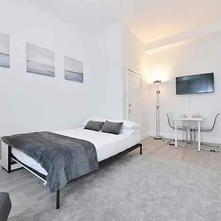 London Studios: Central Line Convenience near Westfield Exterior photo