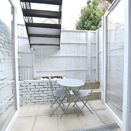London Studios: Central Line Convenience near Westfield Exterior photo