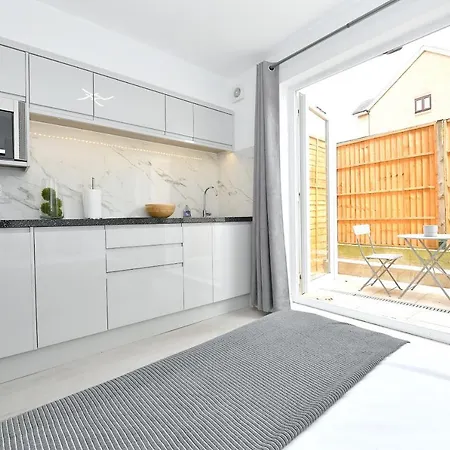 London Studios: Central Line Convenience near Westfield Exterior photo