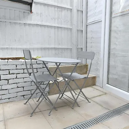 London Studios: Central Line Convenience near Westfield Exterior photo