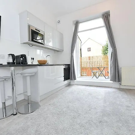 London Studios: Central Line Convenience near Westfield Exterior photo
