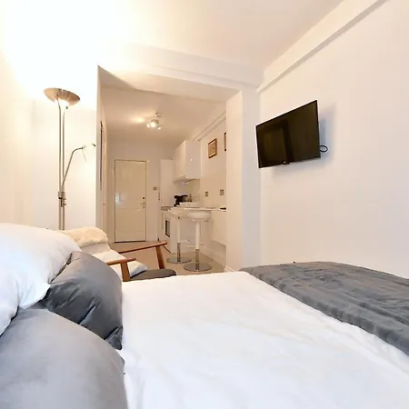 London Studios: Central Line Convenience near Westfield Exterior photo