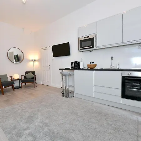 London Studios: Central Line Convenience near Westfield Exterior photo
