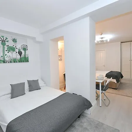 London Studios: Central Line Convenience near Westfield Exterior photo