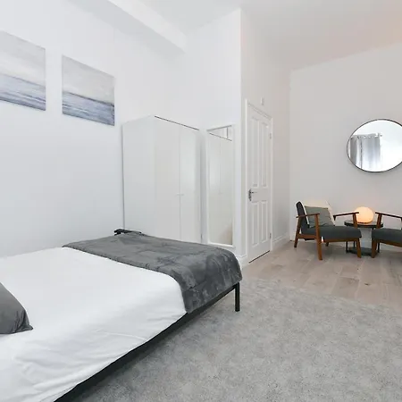 London Studios: Central Line Convenience near Westfield Exterior photo