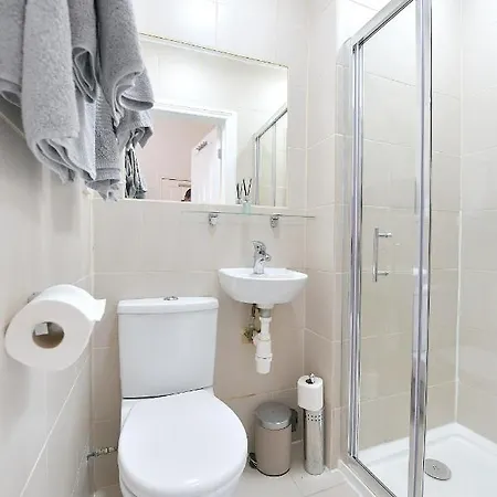 London Studios: Central Line Convenience near Westfield Exterior photo