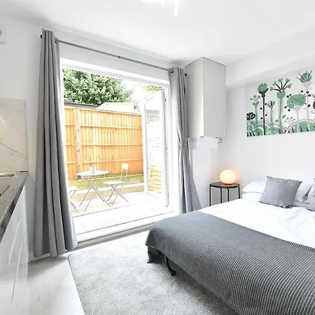 London Studios: Central Line Convenience near Westfield Exterior photo
