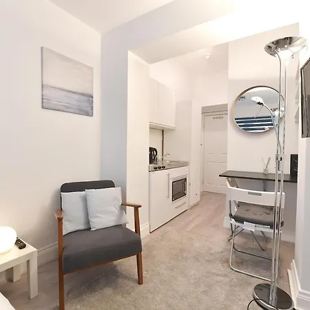 London Studios: Central Line Convenience near Westfield Exterior photo