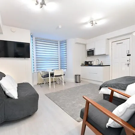 London Studios: Central Line Convenience near Westfield Exterior photo