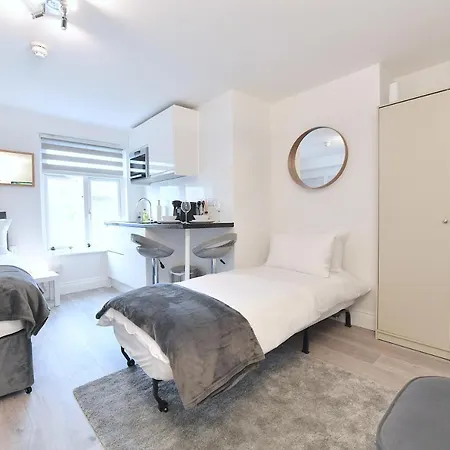 London Studios: Central Line Convenience near Westfield Exterior photo
