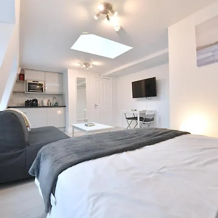 London Studios: Central Line Convenience near Westfield Exterior photo