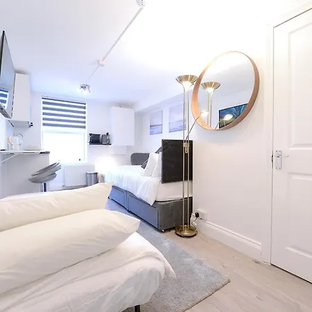 London Studios: Central Line Convenience near Westfield Exterior photo