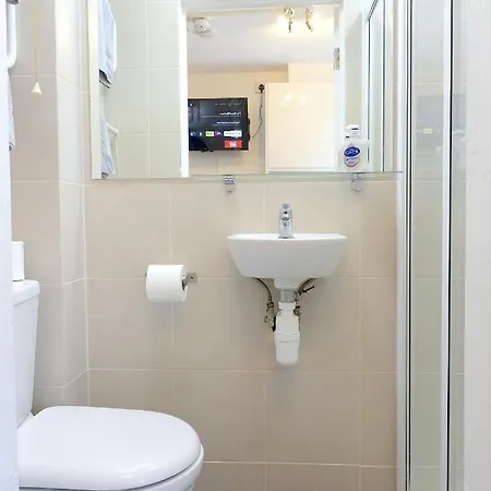 London Studios: Central Line Convenience near Westfield Exterior photo