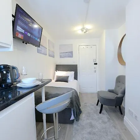 London Studios: Central Line Convenience near Westfield Exterior photo