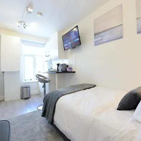 London Studios: Central Line Convenience near Westfield Exterior photo