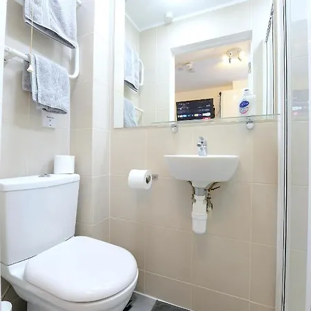 London Studios: Central Line Convenience near Westfield Exterior photo