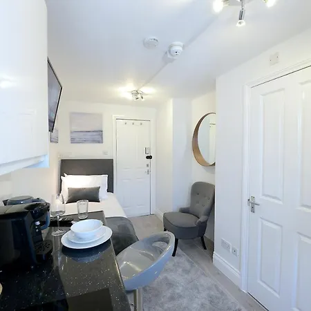 London Studios: Central Line Convenience near Westfield Exterior photo