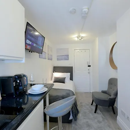 London Studios: Central Line Convenience near Westfield Exterior photo