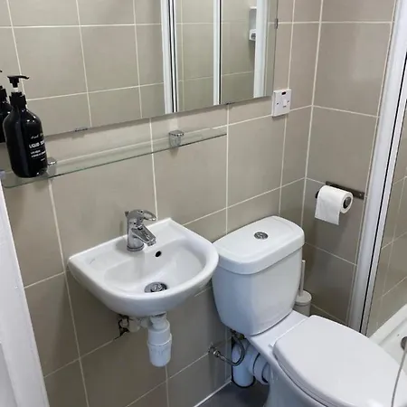 London Studios: Central Line Convenience near Westfield Exterior photo