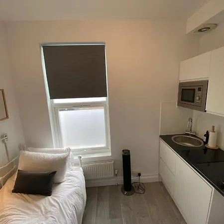 London Studios: Central Line Convenience near Westfield Exterior photo