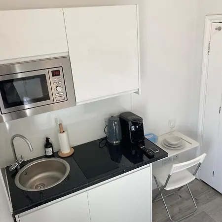 London Studios: Central Line Convenience near Westfield Exterior photo