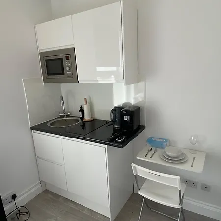 London Studios: Central Line Convenience near Westfield Exterior photo