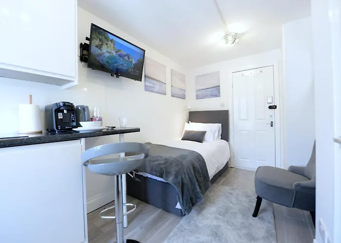 London Studios Very Close To Central Line Underground Shepherds Bush And Westfield Newly Refurbished