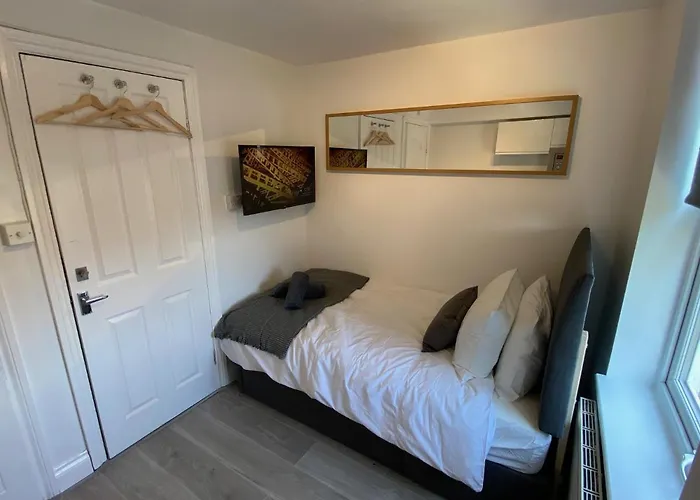 London Studios Very Close To Central Line Underground Shepherds Bush And Westfield Newly Refurbished