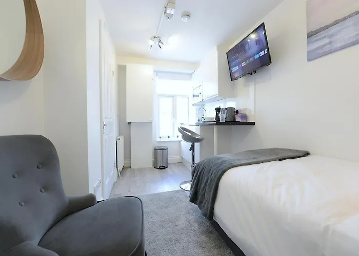 London Studios Very Close To Central Line Underground Shepherds Bush And Westfield Newly Refurbished